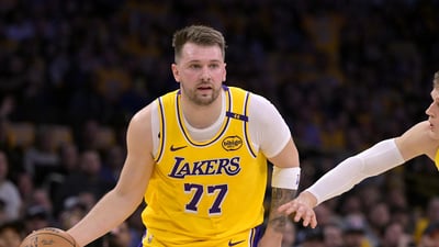 Dončić stuns Lakers fans with insane first shot in debut