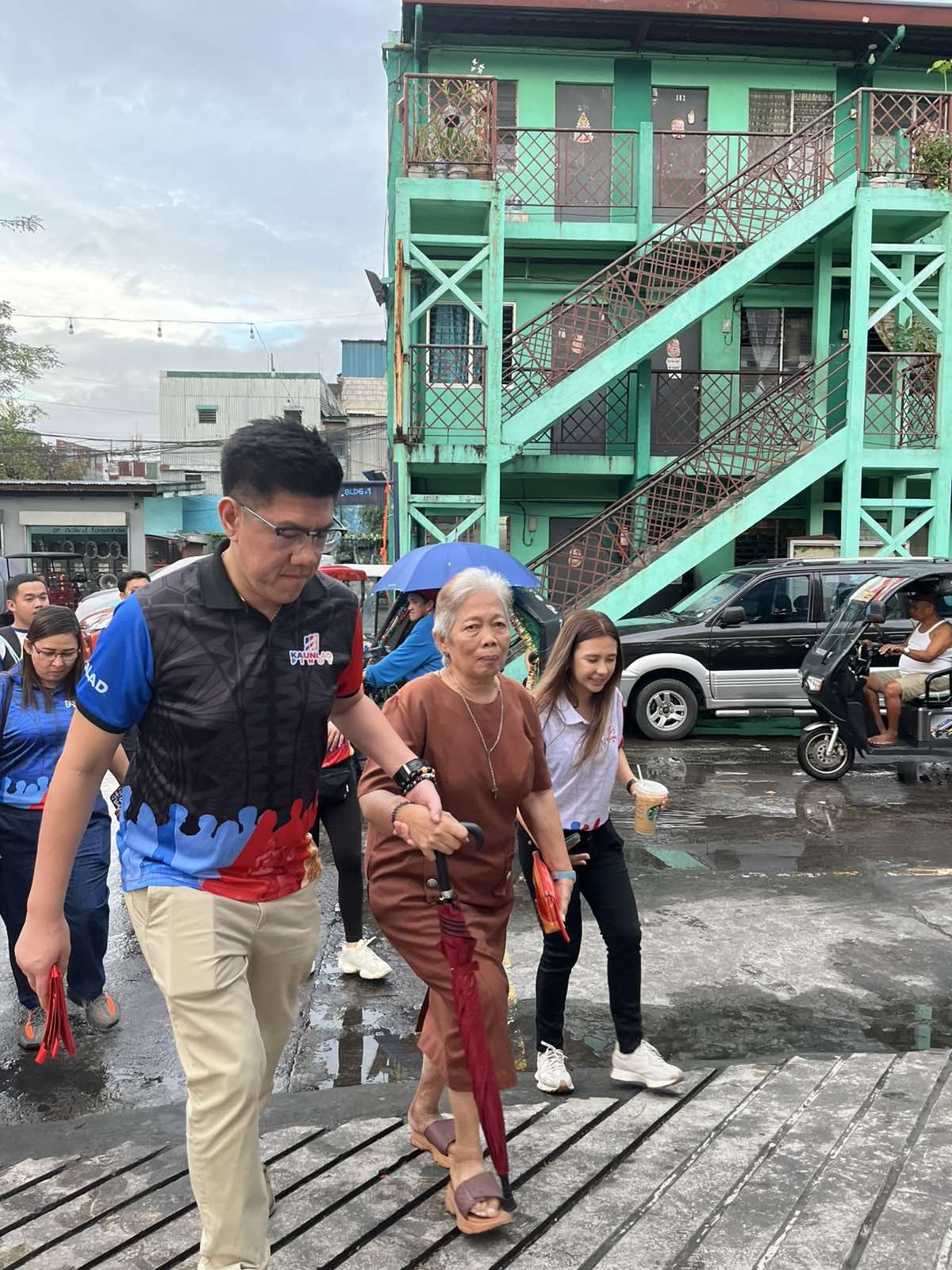 LOOK: Kuya Choi helping out an elderly woman in taking up the ramps to the church.