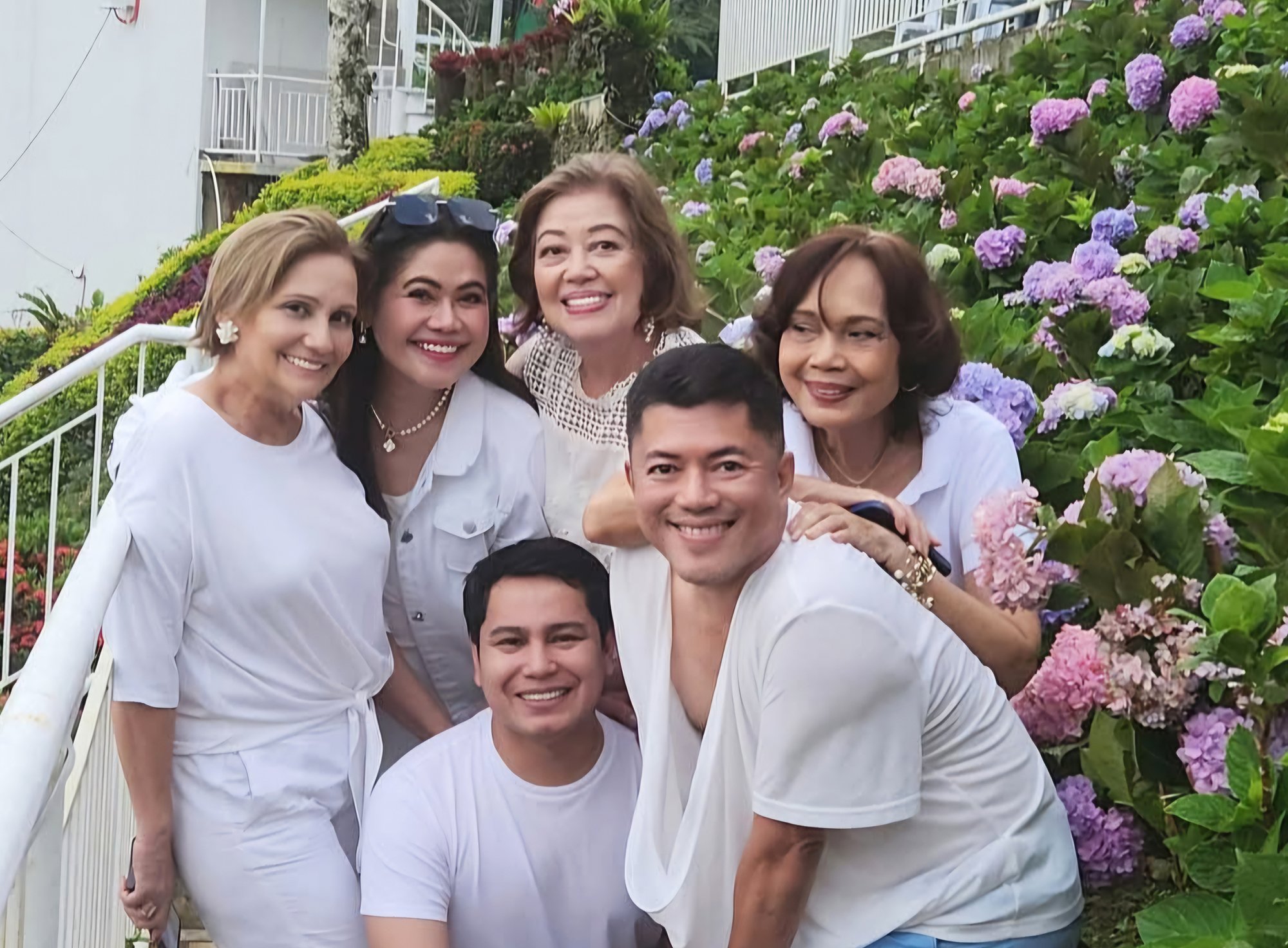 JP Lim and Zandro Sy Guillo with ladies, (from left) Honey Loop, Sonia Yuvallos, Irma Atillo and Tessie Javier.