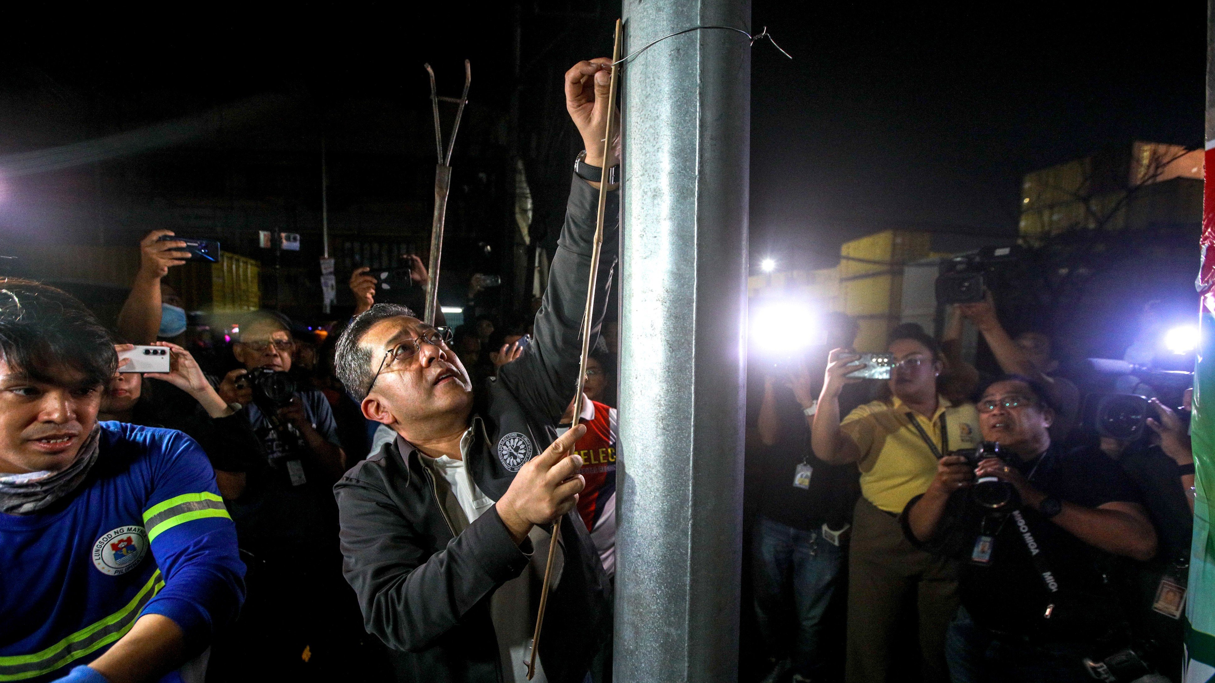 Garcia leads Comelec crackdown on illegal campaign posters