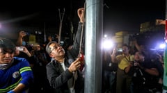 Garcia leads Comelec crackdown on illegal campaign posters