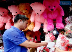 Last-minute Valentine’s rush! Shoppers hunt for the perfect gift in Quezon City