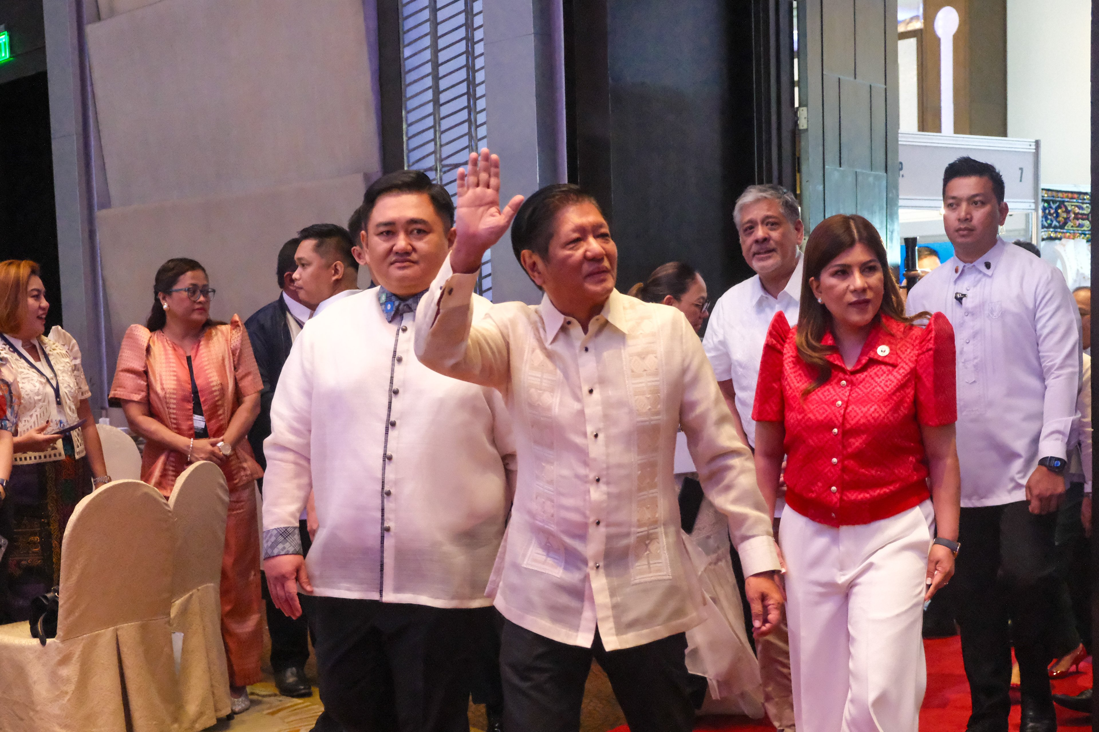Marcos tells mayors: Help the people