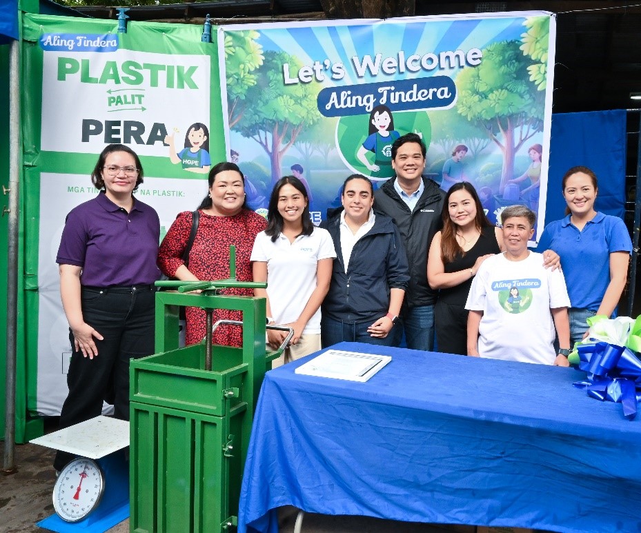 Bukas na ang tindahan (From left) Mondelēz International’s Caitlin Punzalan, PCX’s Hazel Castro, HOPE’s Mia Azurin and Ilusion Farias and BF Homes barangay captain Jeremy Marquez at the opening of the Aling Tindera site in BF Homes, Parañaque.