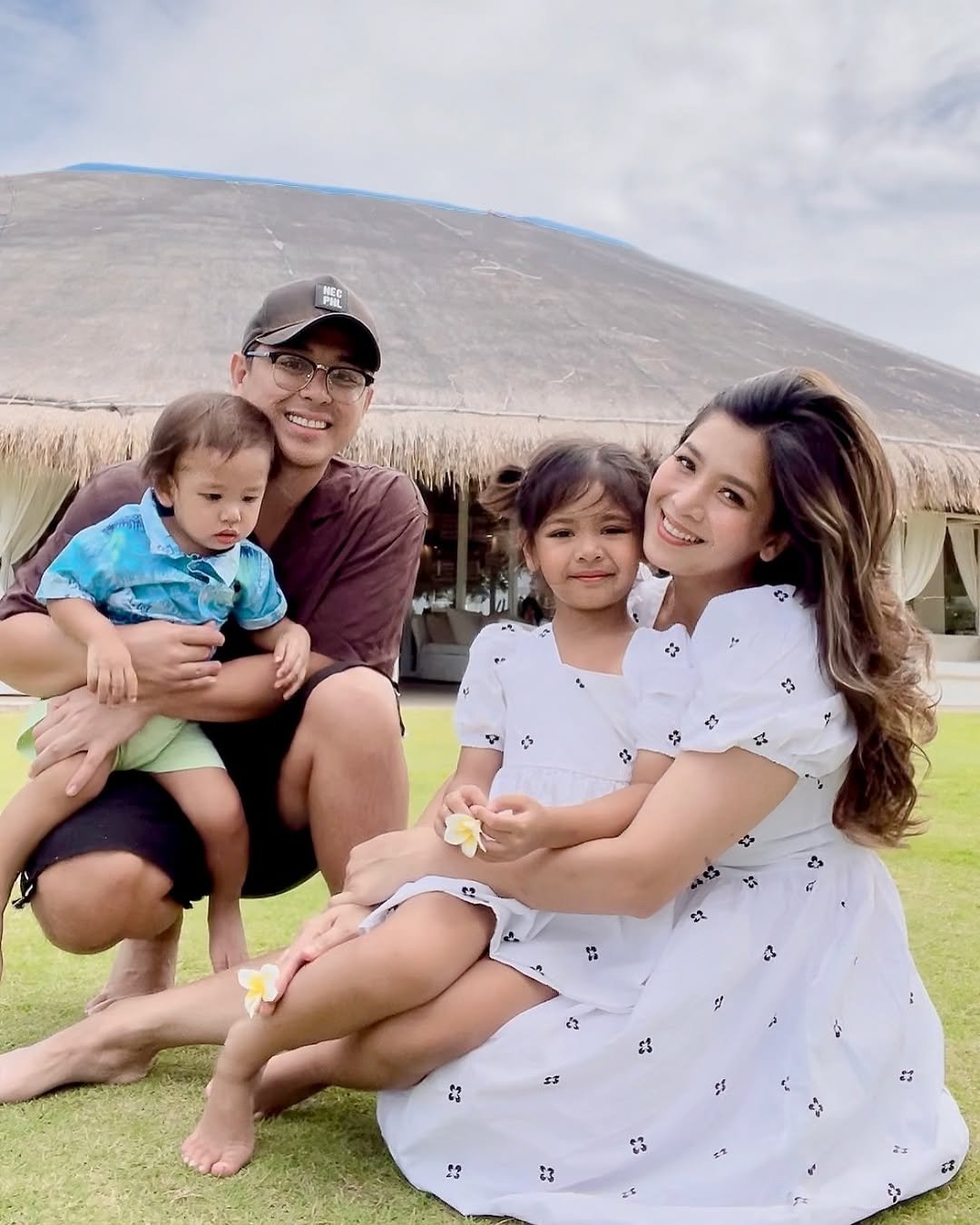 MICH Liggayu and Neo Domingo with family.