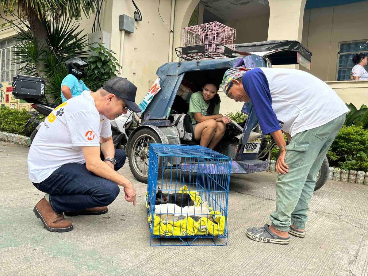 Meralco’s vice president and head of Corporate Communications, Joe R. Zaldarriaga (left), engages with community members during the ‘Spay It Forward’ campaign, supporting responsible pet ownership and animal welfare.