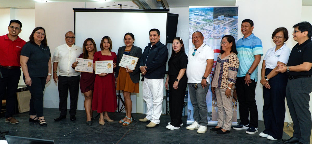 READY FOR THE DIGITAL FUTURE. The top performers of the ELEVATE AIDA Laguindingan batch proudly display their certificates, ready to take on opportunities in the AI industry.