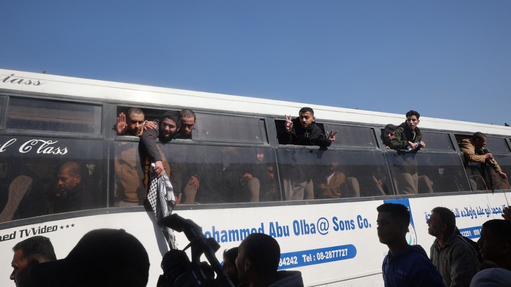 Bus carrying freed Palestinian prisoners arrives in Ramallah