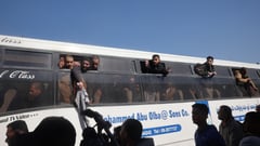 Bus carrying freed Palestinian prisoners arrives in Ramallah