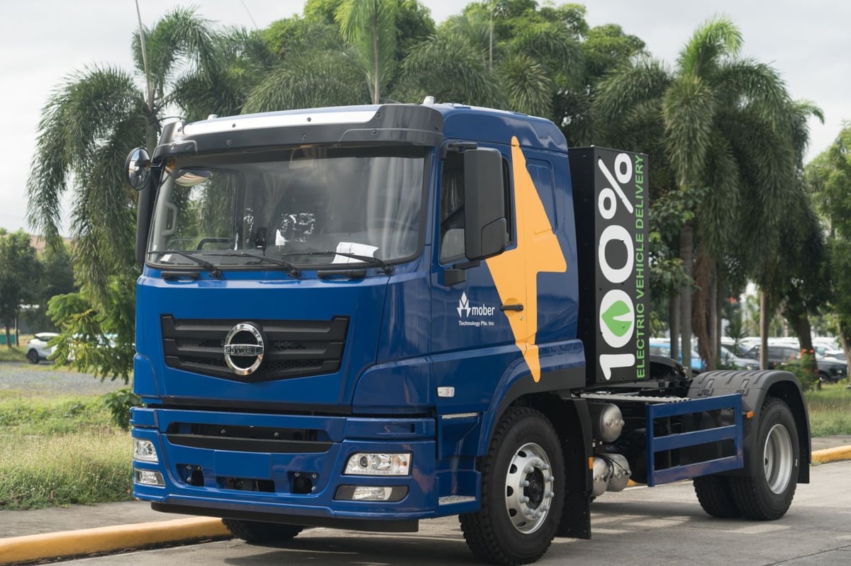 Mober steers electric prime mover