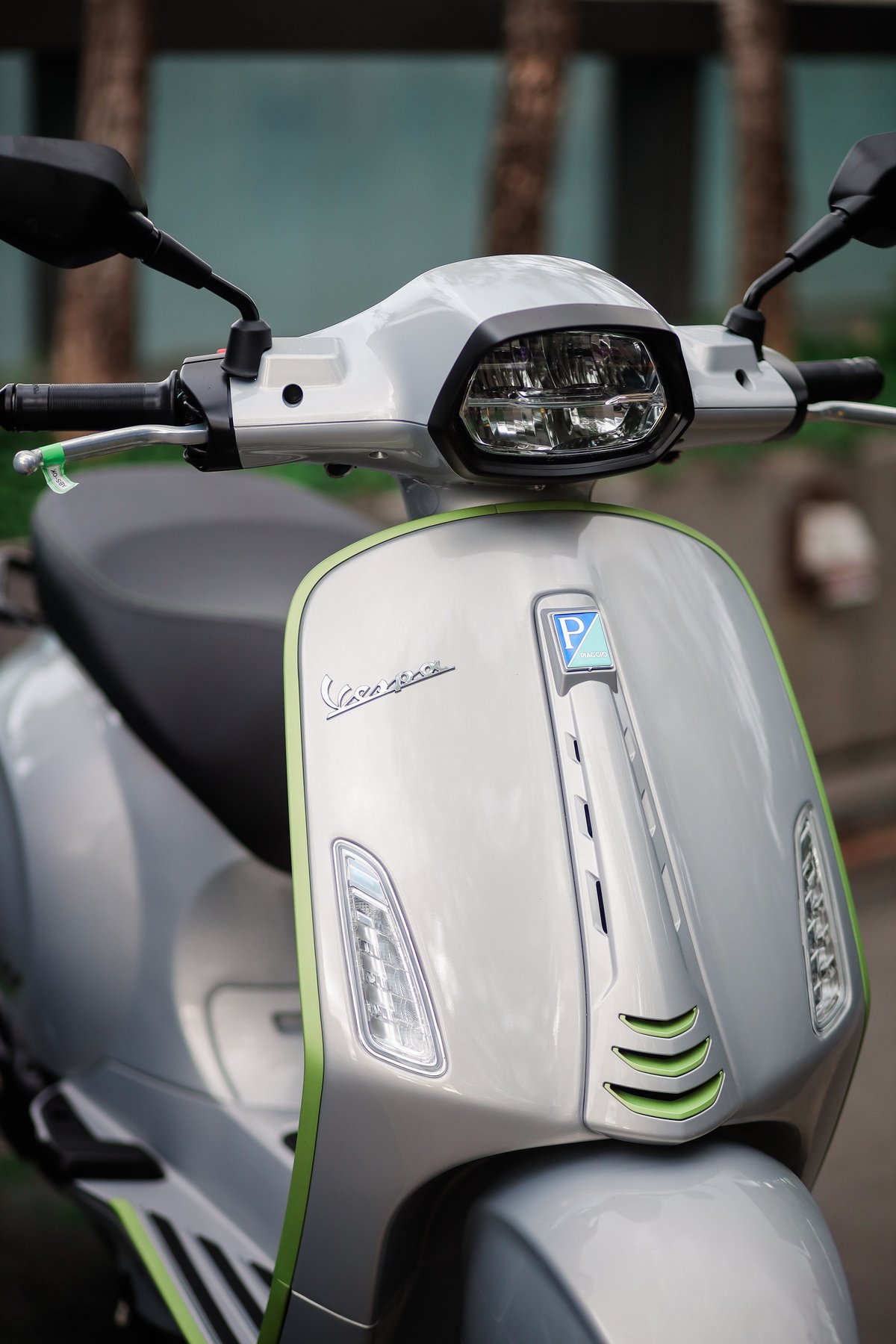 The New Vespa Sprint Tech stands out with its sleek design, modern LED lighting and striking accents.