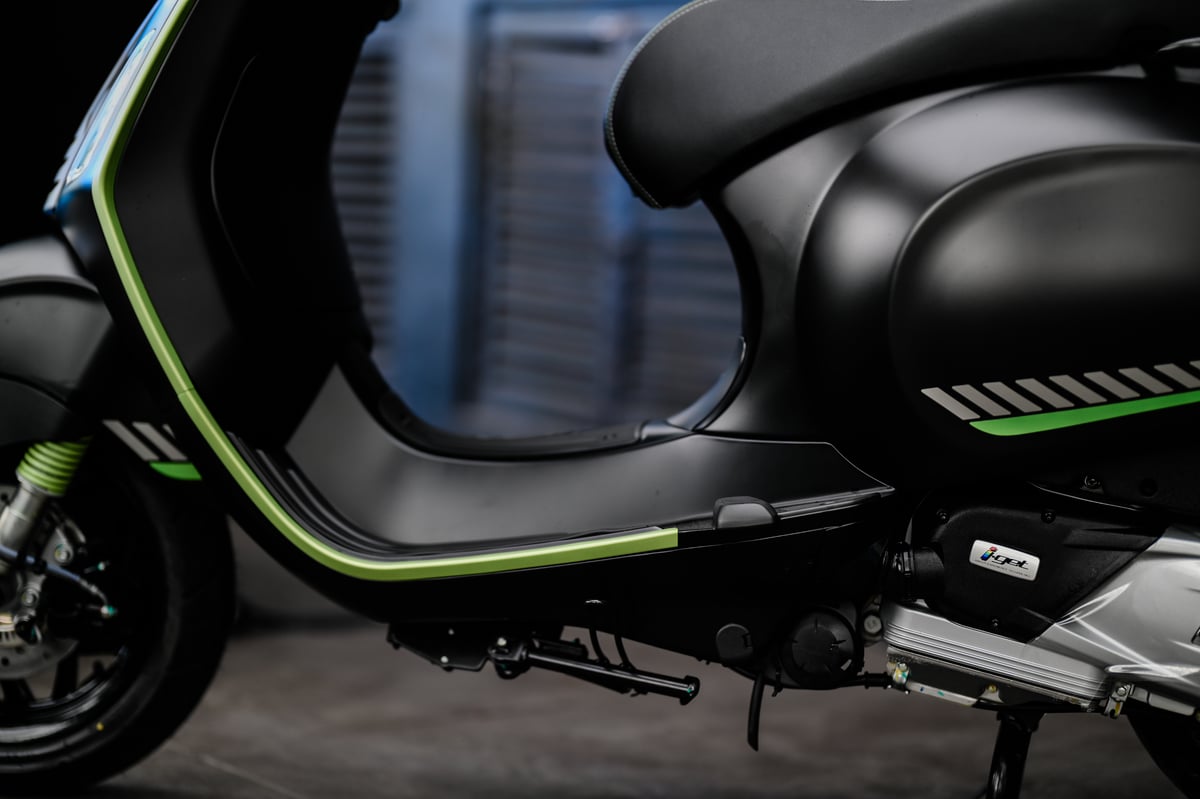 The New Vespa Sprint Tech showcases bold green accents while staying true to Vespa’s iconic style.