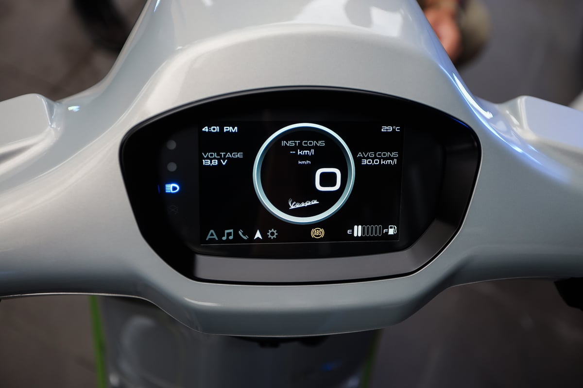 The New Vespa Sprint Tech features a high-tech 5-inch full-color TFT dashboard, smartphone connectivity and turn-by-turn navigation.