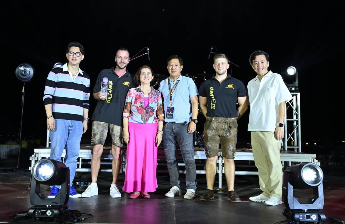 (FROM left) SM Supermalls president Steven Tan, steyrFire Feuerwerke’s Othmar Wagner from Austria, Pasay City Mayor Emi Calixto-Rubiano, Platinum Fireworks president Joel Sta. Ana, steyrFire Feuerwerke’s Daniel Schallauer from Austria, and SM Mall of Asia senior assistant vice president for Mall Operations Perkin So.