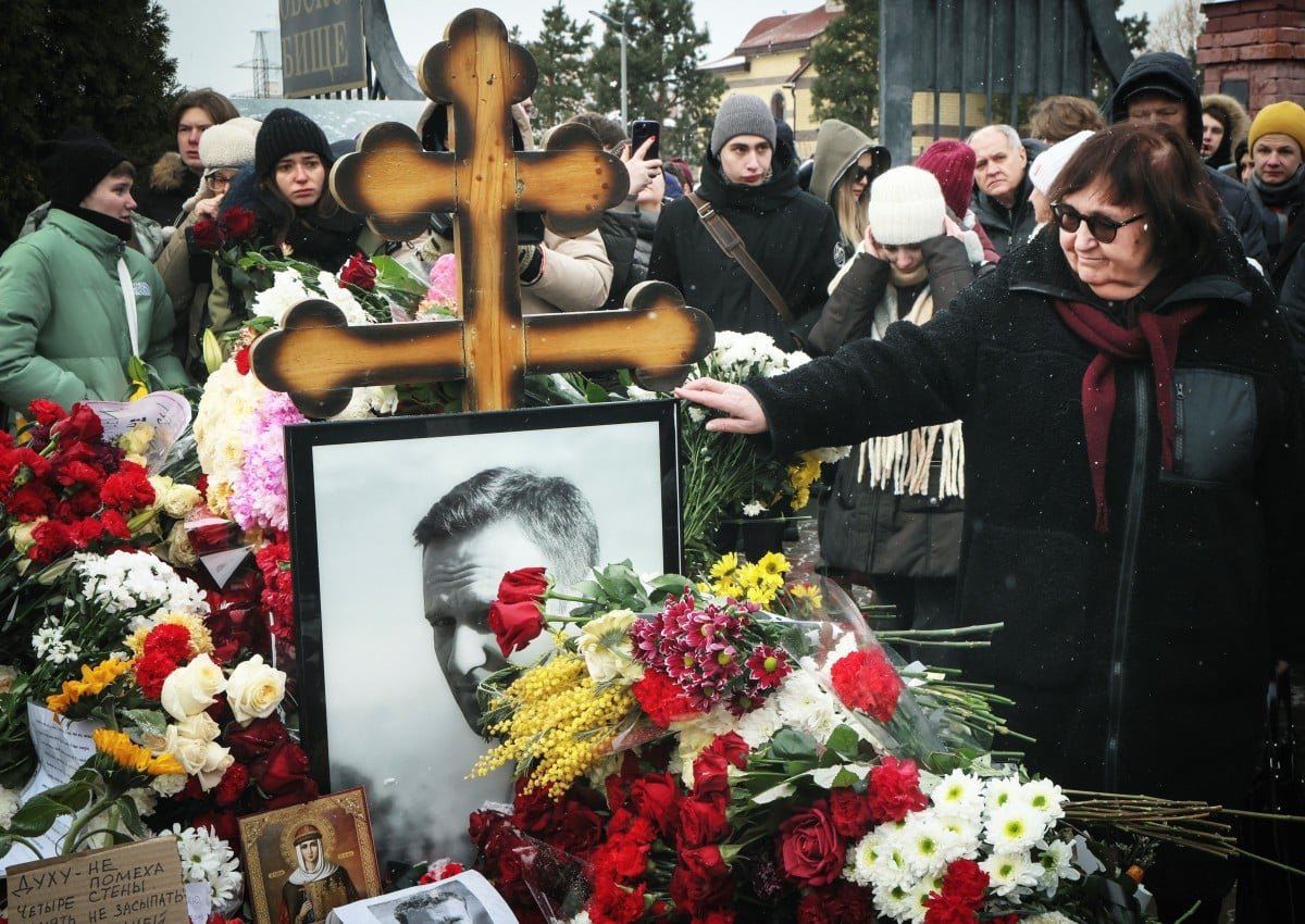 Russians risk reprisals over Navalny grave visit