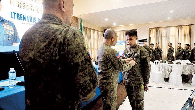 16 troopers pinned Gold Cross medals 