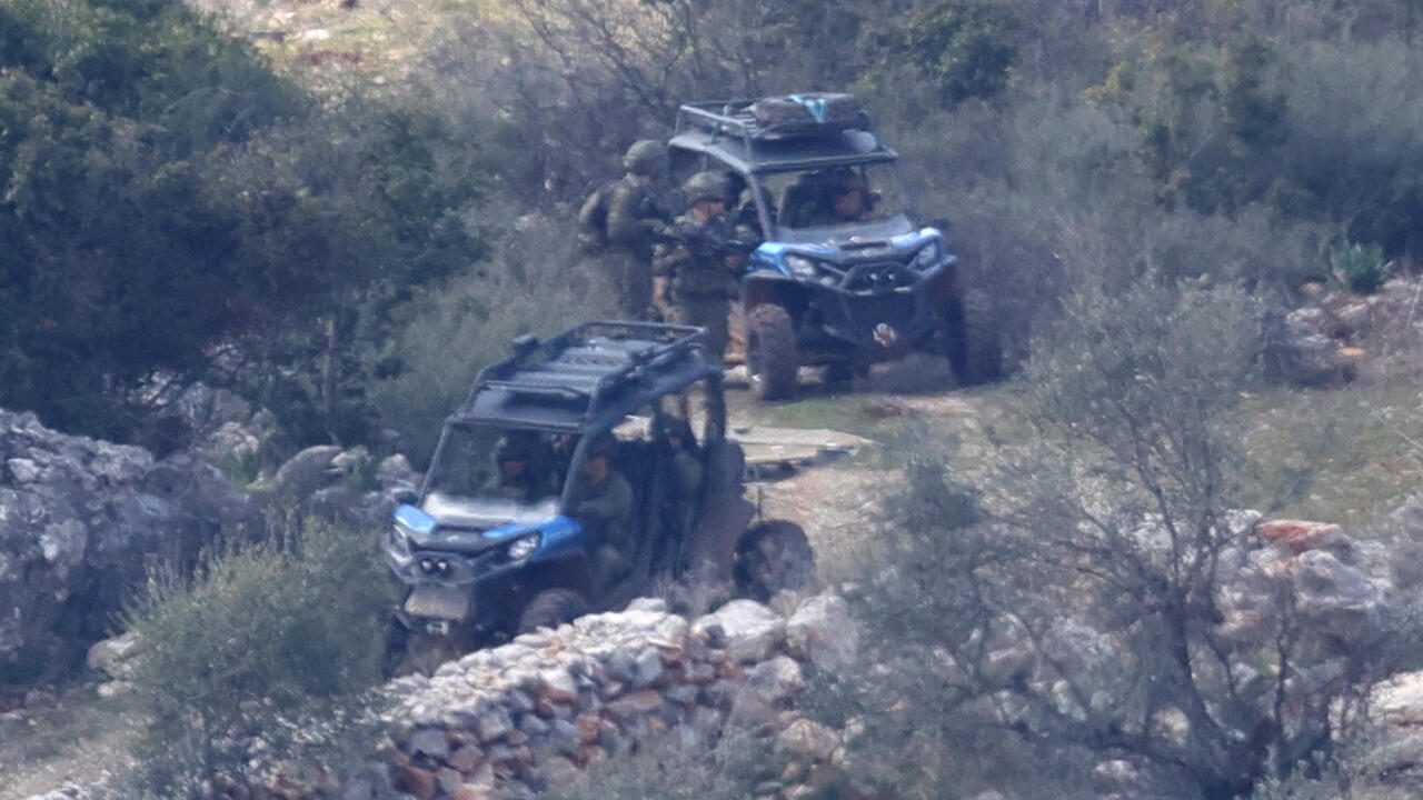 Israeli military begins Lebanon withdrawal 