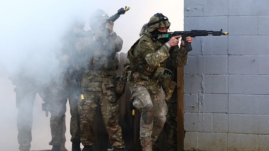 Blinded Ukrainian soldiers adapt to life after war