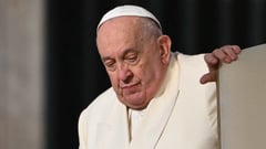 Hospitalized Pope has double pneumonia