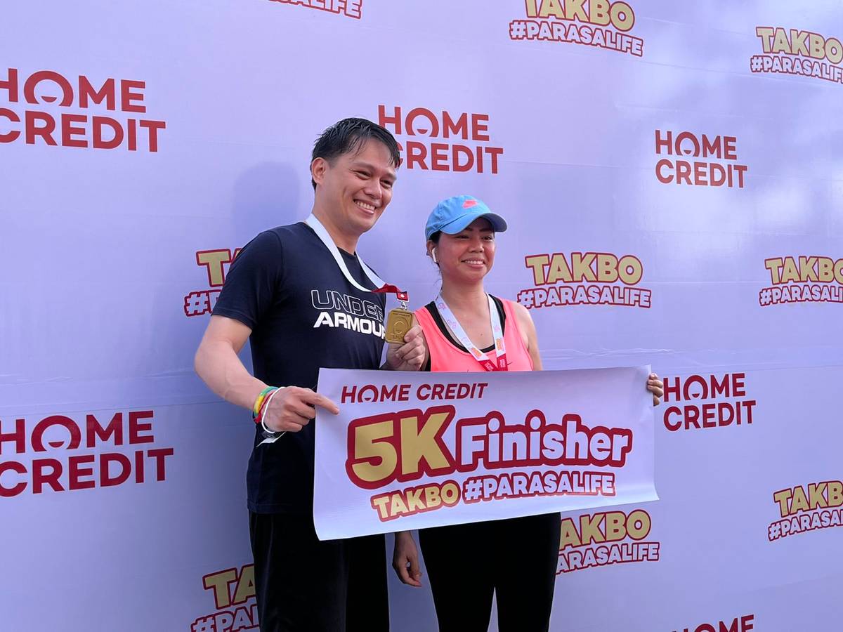 5K participants pose for a photo at the event’s designated photo wall during Home Credit’s Takbo #ParaSaLife marathon on Sunday, 16 February, at Parqal, Parañaque City.