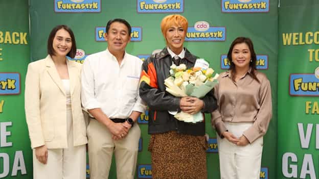Vice Ganda poses with CDO’s Ong Family. (L-R) Janna Marie Ong-Santos, Marketing Manager, Jerome Ong, President and CEO and Dra. Charmaine Ong-Castro, SVP, Corporate Purchasing, Treasury and Corporate Governance
