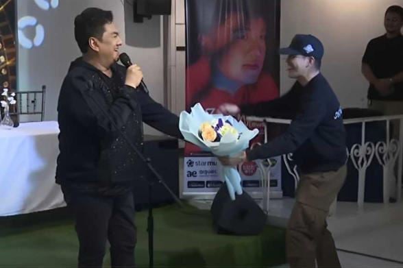Mark herras surprised Jojo Mendrez with flowers.