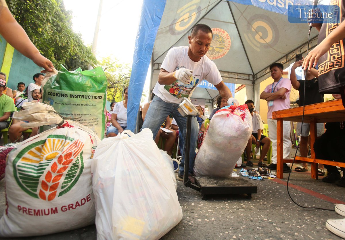 (February 21 2025) On Friday, February 21, 2025, Residents of Barangay Addition Hills in Mandaluyong City exchange their recyclable waste for goods during the “Community Palit Basura, Pagkain sa Mesa” project as part of the barangay and community’s efforts to combat dengue amidst the rise in dengue cases in the country. Photo/Analy Labor