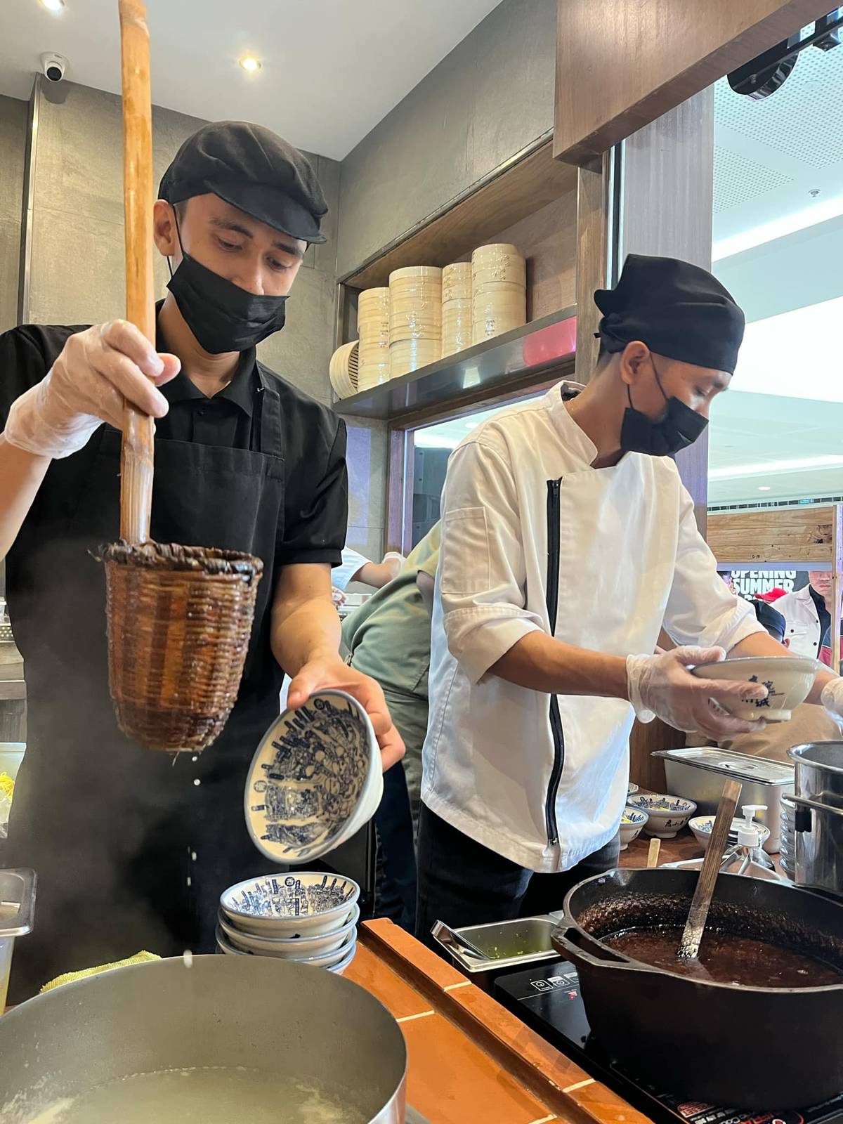 Preparing a dan zai noodle