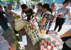 Exchanging recyclables for food in Mandaluyong