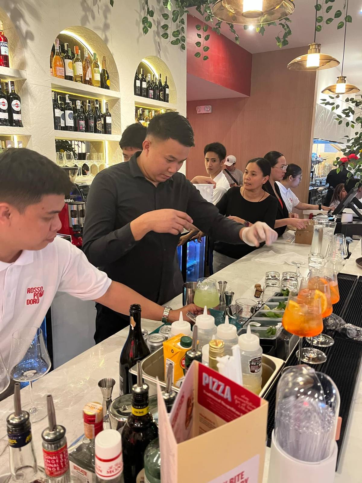 A scene at Rossopomodoro's bar