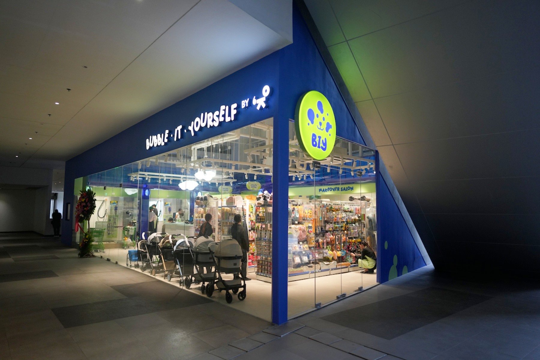 Bubble-It-Yourself, the newest pet hub in the city.