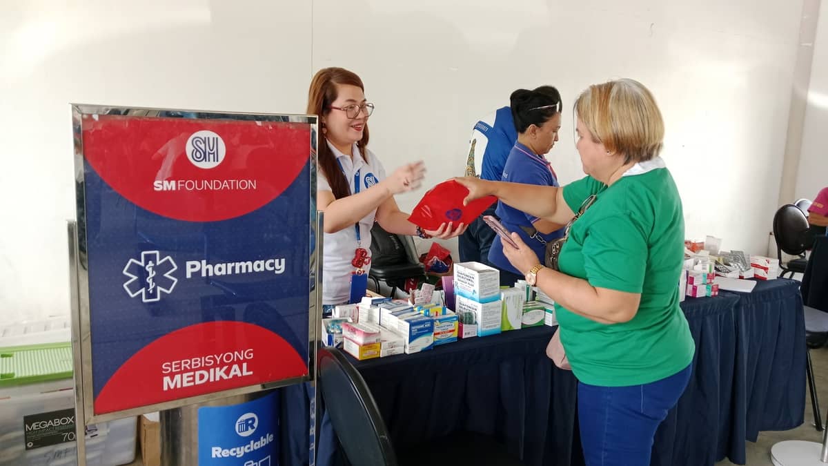 Volunteers at SM Foundation medical missions provide free medicines.