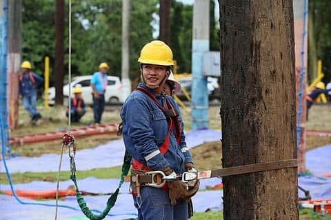 Empowered linewoman Meralco’s diverse and inclusive workplace gives opportunities to women like Karen Cañizares to build a better and brighter future.