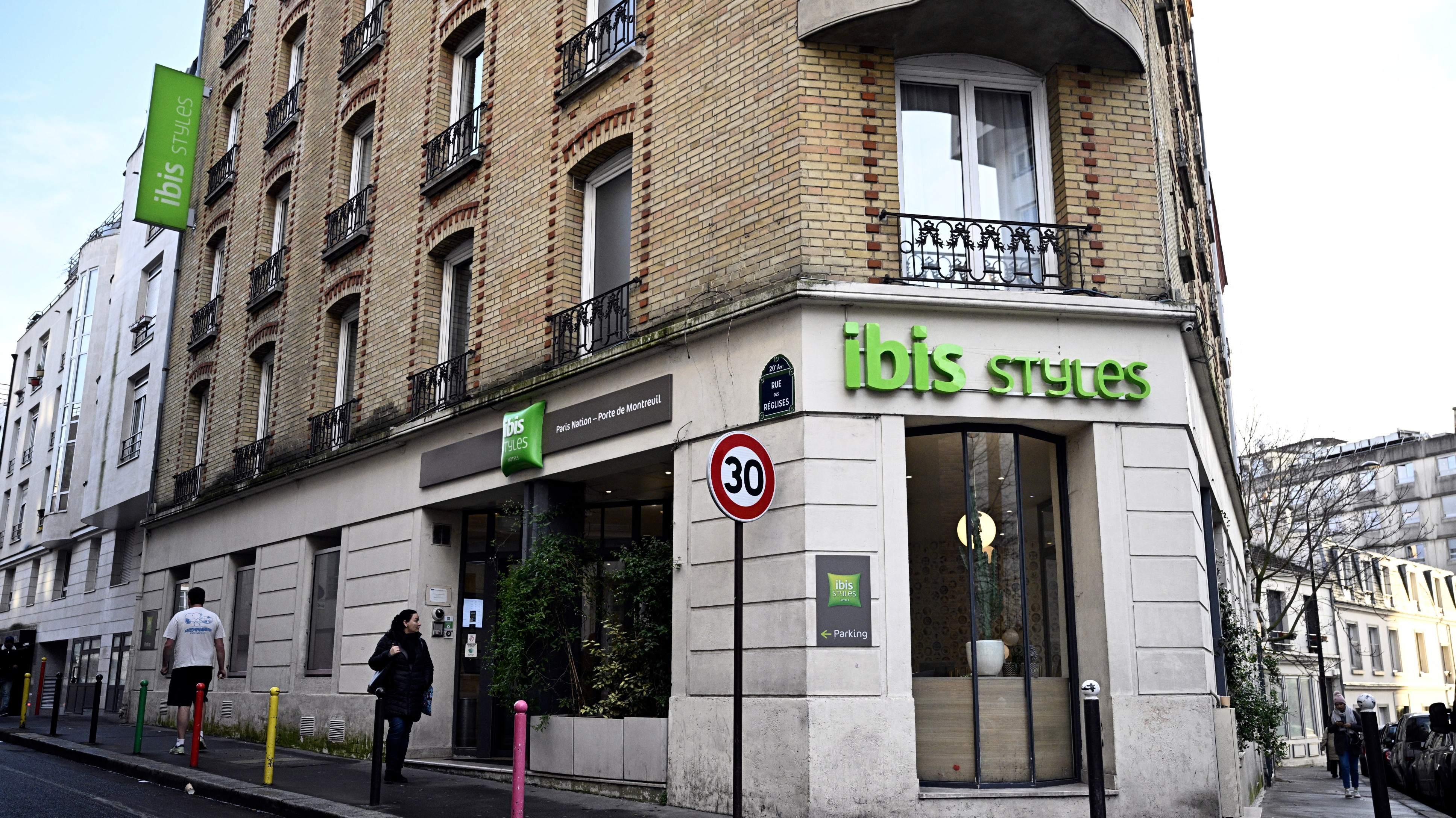 US mother drops newborn to death from Paris hotel window