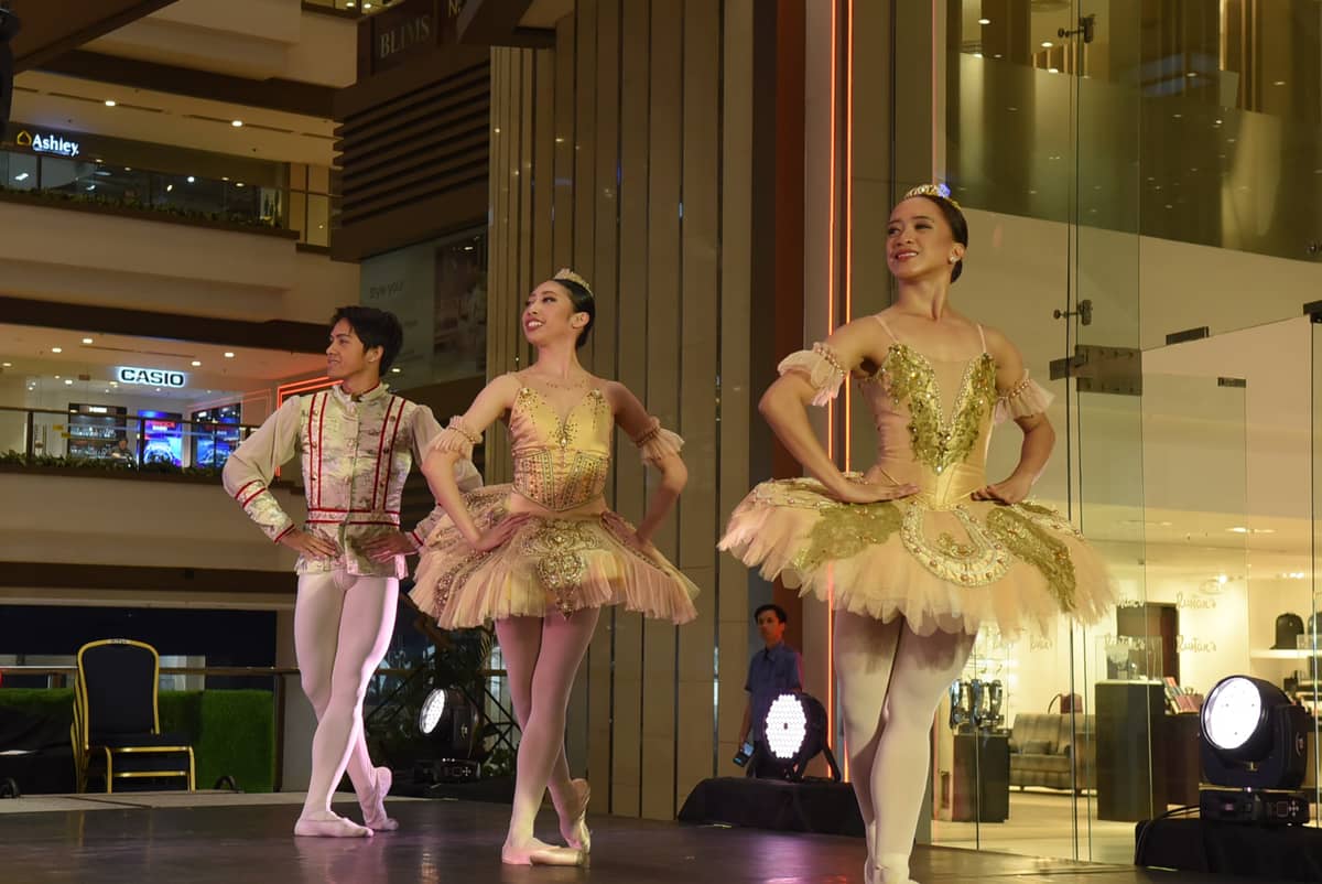 Ballet Manila’s ‘The Pearl Gala’ featuring Benidict Sabularse, Francesca Nicole Raypon and Jessa Balote.