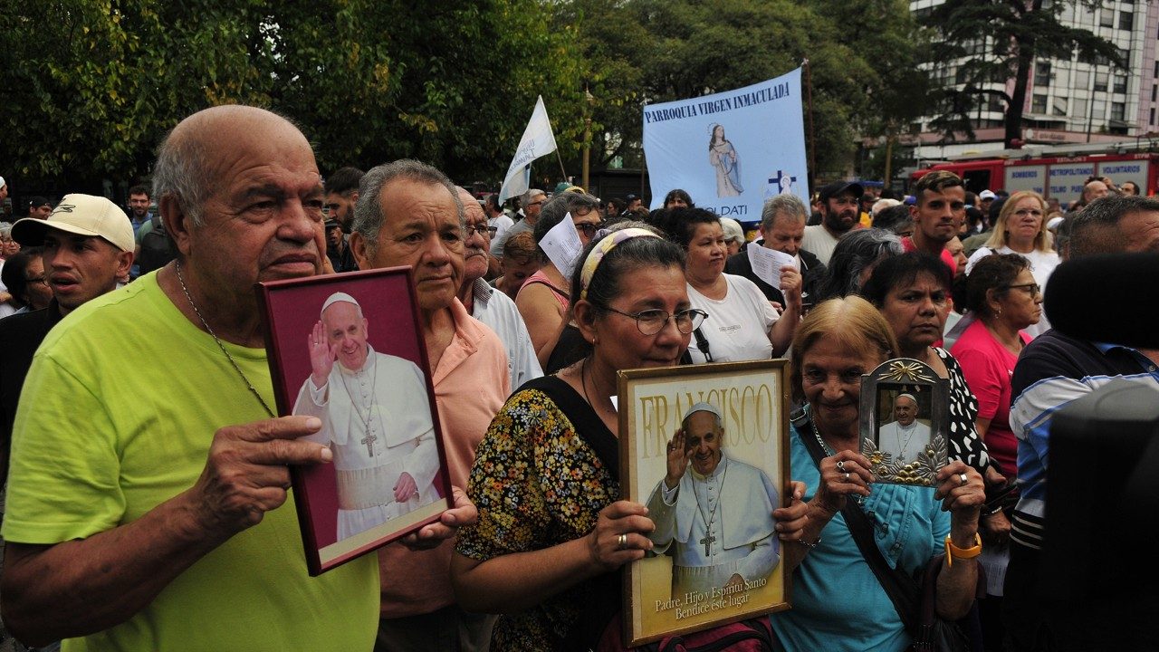 Buenos Aires faithful gather in prayer for Pope Francis’ recovery