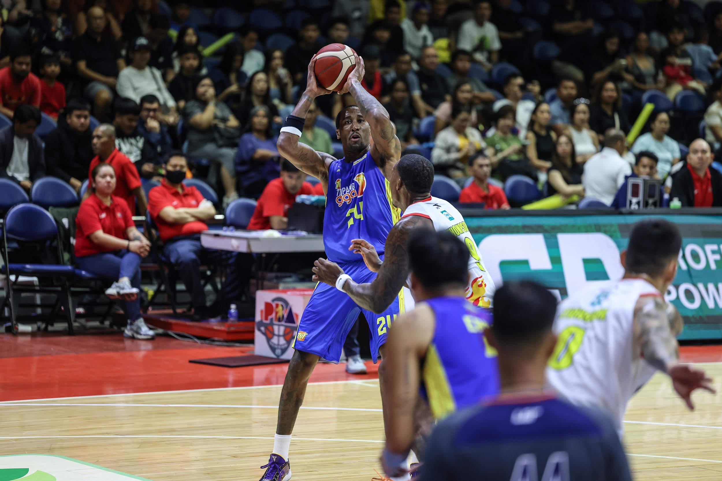 FIRST BLOOD DRAWN: Tropang Giga tighten defensive screws, post 1-0 lead