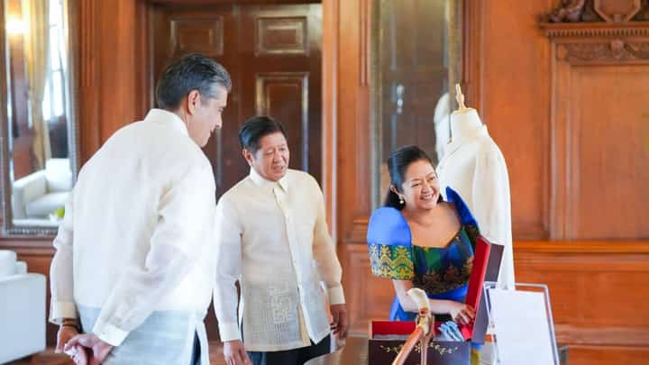 President Ferdinand Marcos Jr. (center) and First Lady Liza Marcos (right) share a light moment with Palau President Surangel Whipps Jr. at Malacañang Palace.