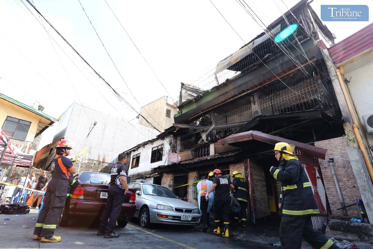BFP personnel carry the body of a fire victim from a rental house in Brgy. San Isidro, Galas, Quezon City, on Thursday, 27 February. Eight victims were confirmed dead in the fire, which reached the first alarm.