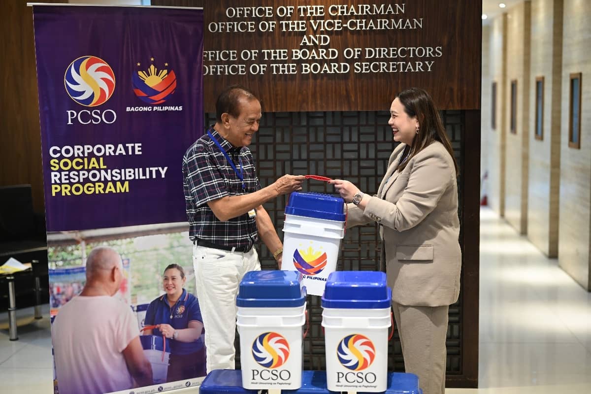 PCSO Director Jennifer Guevara handed over the humanitarian donation to Paluan Mayor Abelardo Pangilinan.