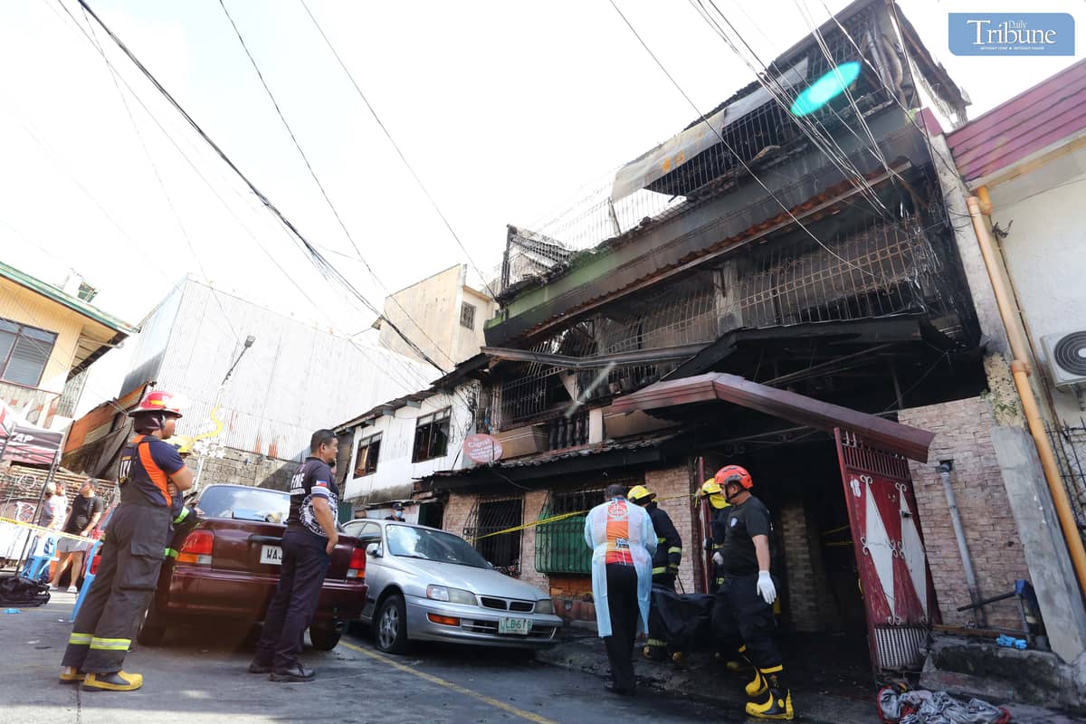 BFP personnel carry the body of a fire victim from a rental house in Brgy. San Isidro, Galas, Quezon City, on Thursday, 27 February. Eight victims were confirmed dead in the fire, which reached the first alarm.