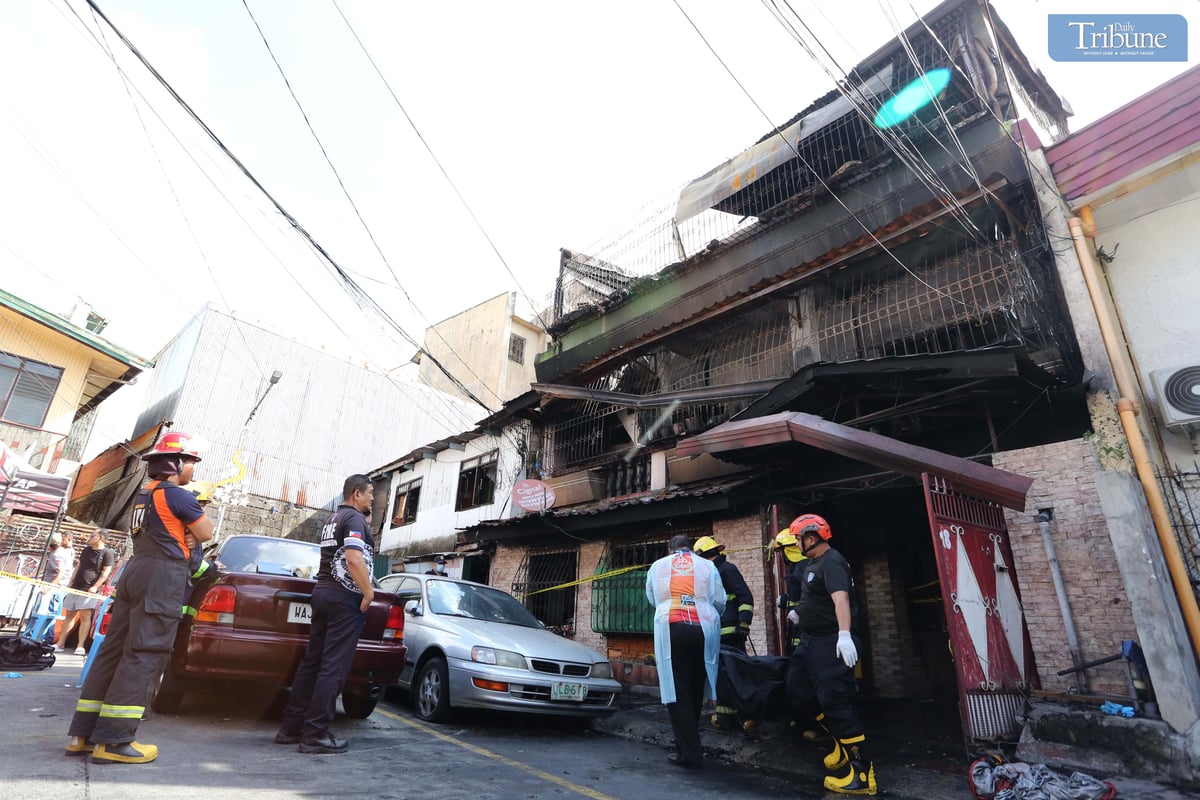 BFP personnel carry the body of a fire victim from a rental house in Brgy. San Isidro, Galas, Quezon City, on Thursday, 27 February. Eight victims were confirmed dead in the fire, which reached the first alarm.