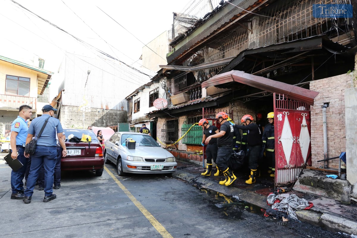 BFP personnel carry the body of a fire victim from a rental house in Brgy. San Isidro, Galas, Quezon City, on Thursday, 27 February. Eight victims were confirmed dead in the fire, which reached the first alarm.