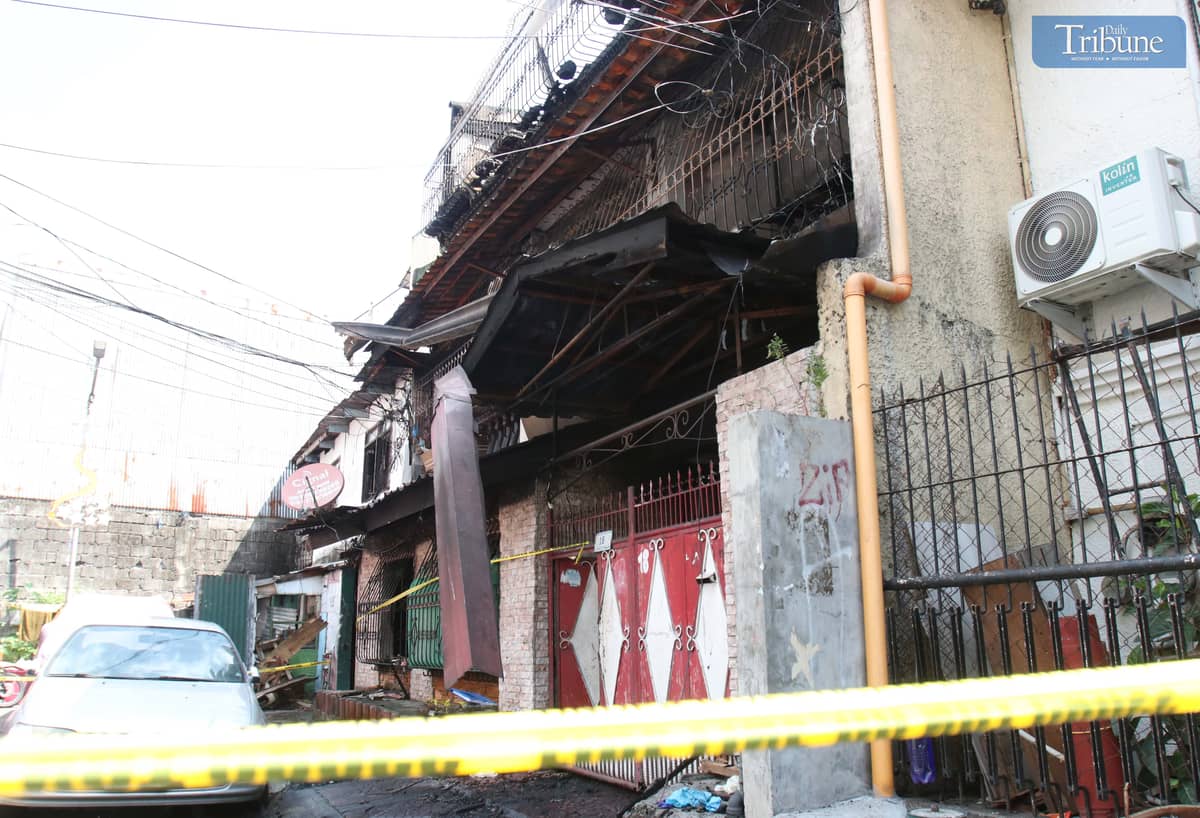 BFP personnel carry the body of a fire victim from a rental house in Brgy. San Isidro, Galas, Quezon City, on Thursday, 27 February. Eight victims were confirmed dead in the fire, which reached the first alarm.