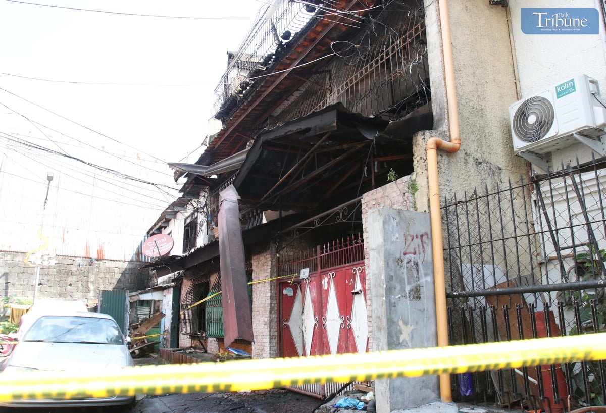 BFP personnel carry the body of a fire victim from a rental house in Brgy. San Isidro, Galas, Quezon City, on Thursday, 27 February. Eight victims were confirmed dead in the fire, which reached the first alarm.