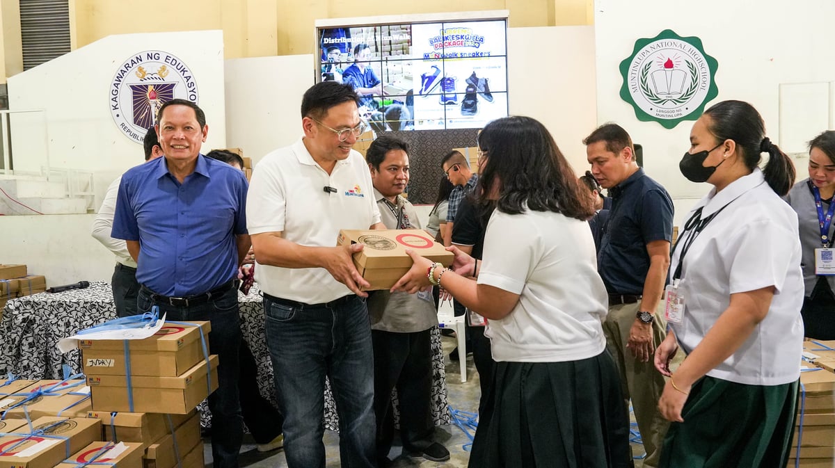 Mayor Biazon distributes MUNwalk shoes to public high school students of Muntinlupa.