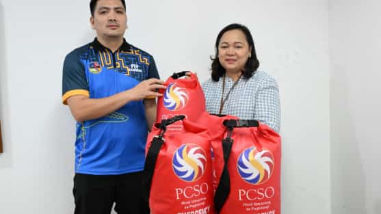 Philippine Charity Sweepstakes Office Corporate Planning Department manager Atty. Anna Liza P. Inciong (right) turns over the 300 Emergency Go Bags to Kagawad Ralph Ronald Nobela at the PCSO Main Office in Mandaluyong City. The Philippine Charity Sweepstakes Office provided 300 emergency ‘grab-and-go’ bags to the residents of Barangay Buayang Bato.