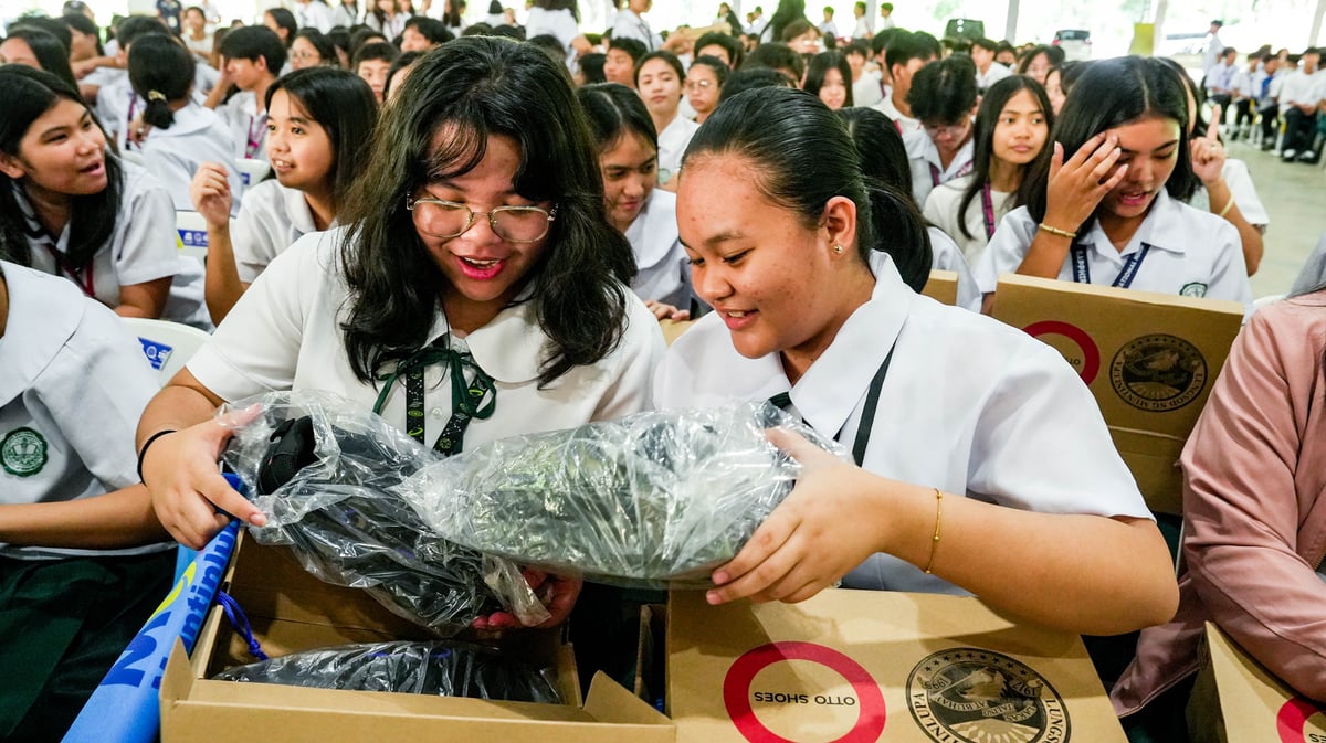 High School students receive their free MUNwalk shoes from Muntinlupa City Government.