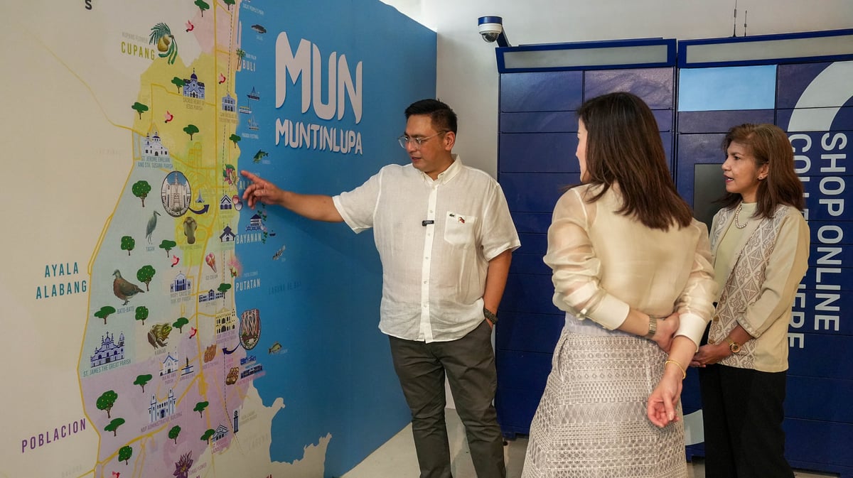 Mayor Biazon presents Muntinlupa’s tourism highlights to guests at the opening of the Muntinlupa Tourism Information Center.