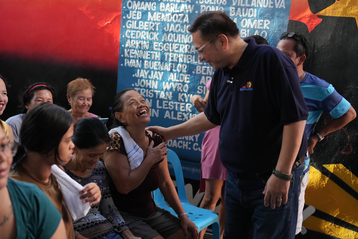 Mayor Biazon shares a warm smile with a beneficiary of the Kalingang Munti Service Caravan.